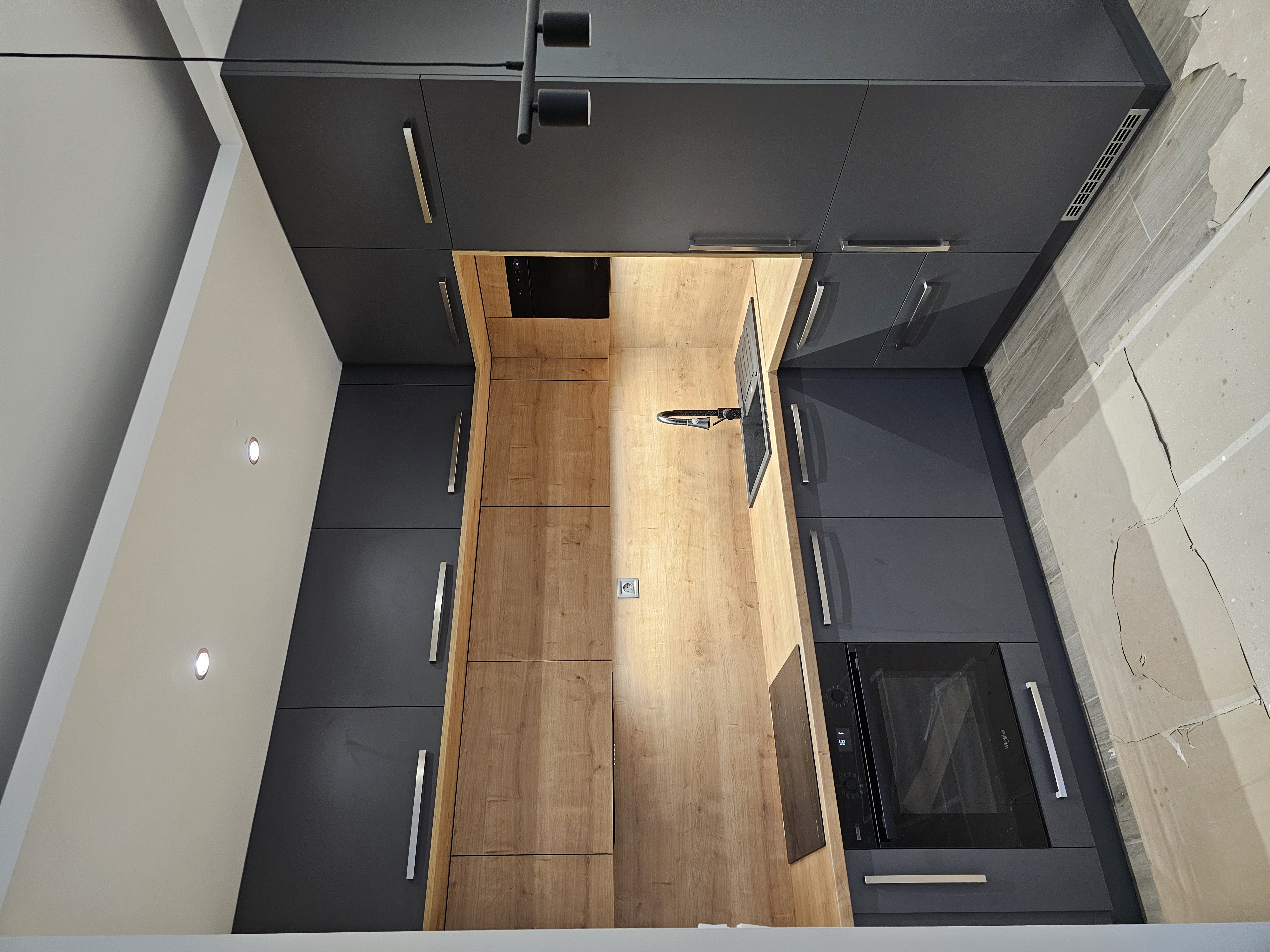 Modern konyha fa pulttal