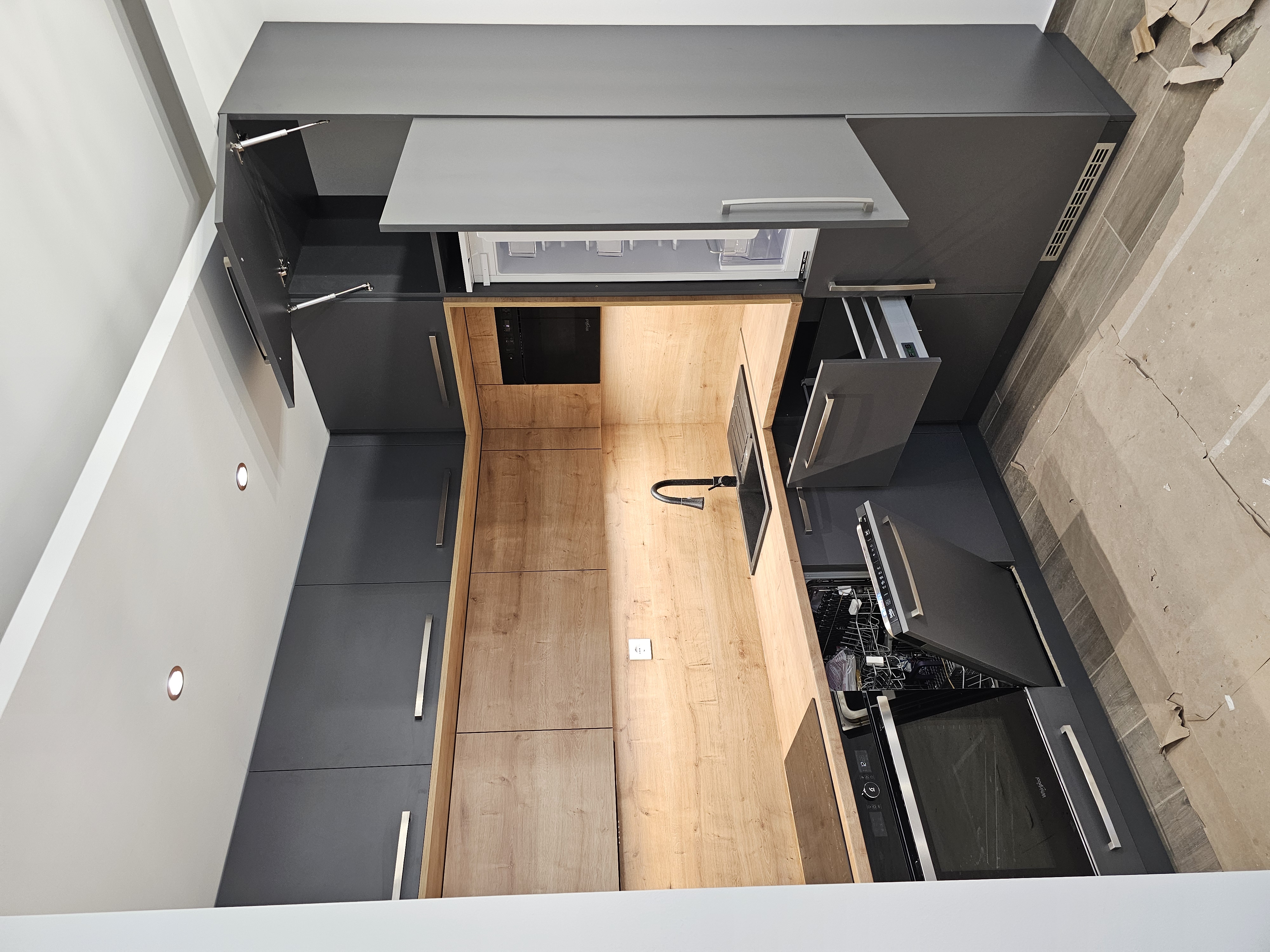 Sötét tónusú konyhabútor