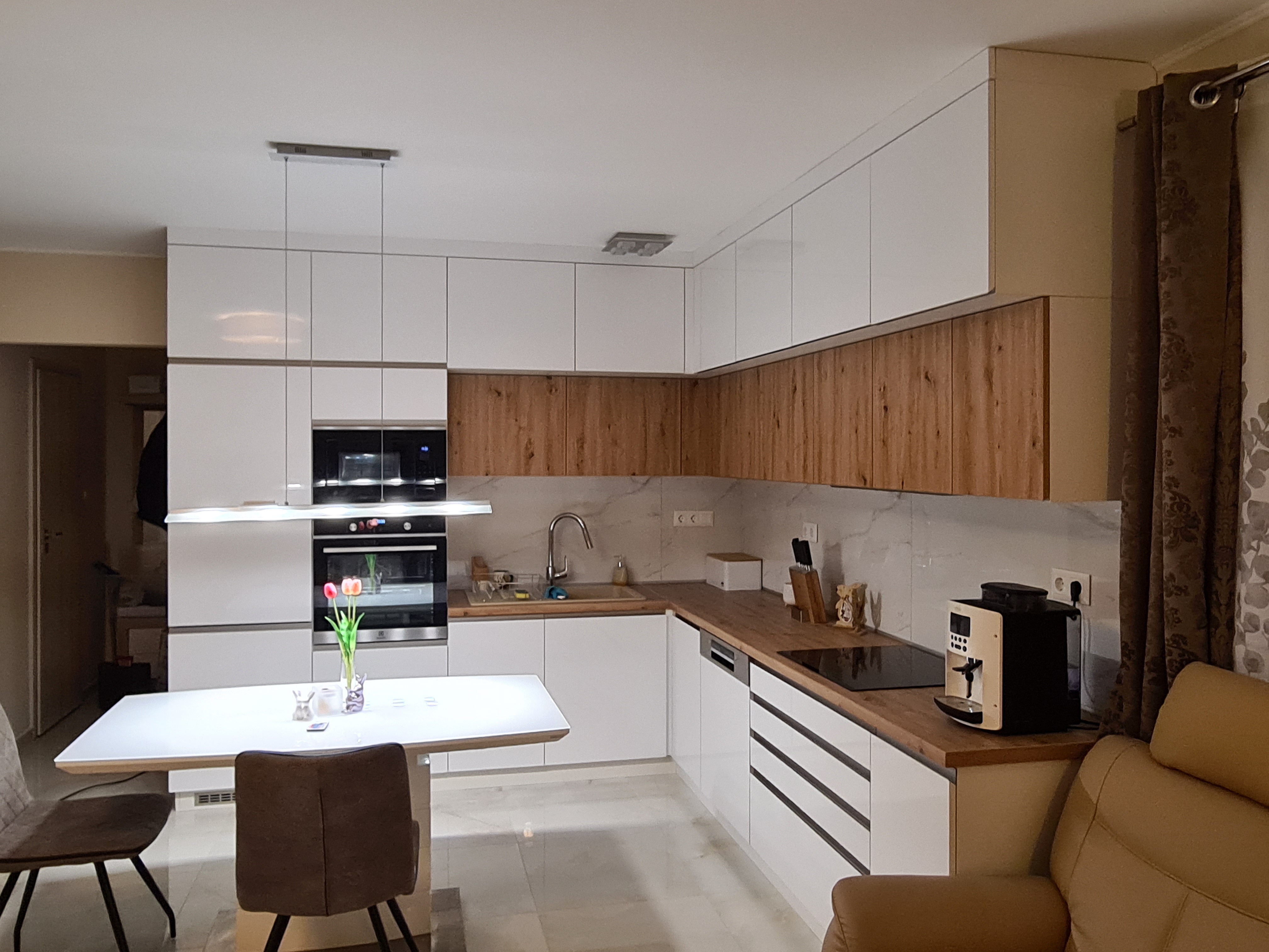 L alakú konyha fekete és fehér elemekkel